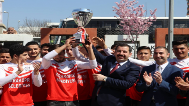 Başkan Baydilli'nin Desteğiyle Karaköprü Belediyespor Şampiyonluğa Koşuyor