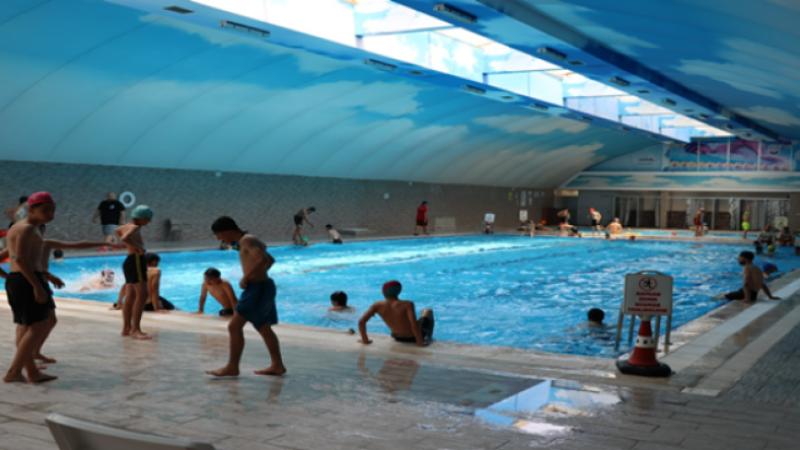 Şanlıurfa Büyükşehir belediyesinin yüzme havuzlarına yoğun ilgi