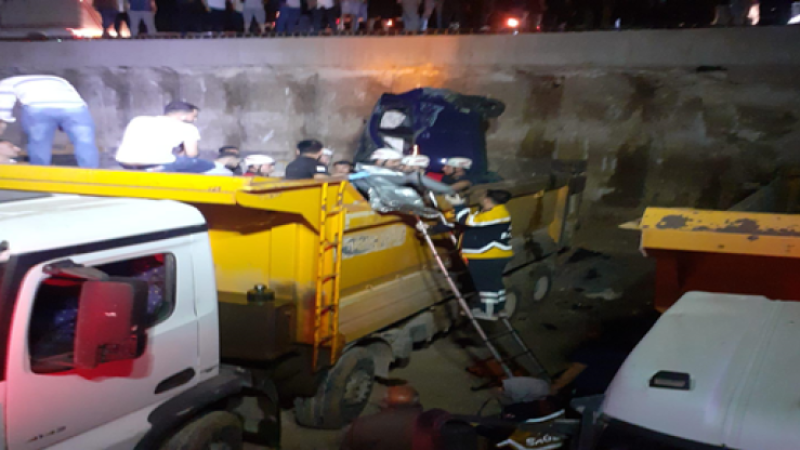 Karaköprü’de otomobil inşaatında park halindeki kamyonun içine düştü